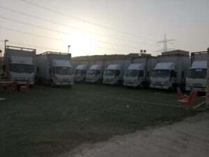 نصائح لتسهيل عملية نقل العفش تعتبر عملية نقل العفش تجربة تحتاج إلى تخطيط جيد لضمان سلاسة الانتقال ونجاحه. إليكم بعض النصائح الهامة: التخطيط المسبق: ينبغي البدء في التحضير قبل فترة كافية، لا تقل عن أسبوعين، لتقليل ضغوط اللحظة الأخيرة. تنظيم الأغراض: خامس المساعدة بتجميع الأغراض حسب الغرف واستخدام صناديق واضحة. على سبيل المثال، استخدم علامات واضحة على الصناديق لضمان سهولة التفريغ في المنزل الجديد. الاعتناء بالأثاث أثناء عملية النقل بعد التحضير الجيد، تأتي المرحلة الأهم: كيفية الاعتناء بالأثاث أثناء النقل. تتطلب هذه العملية بعض الحذر لتحقيق سلامة الأغراض. كيفية حماية الأثاث من التلف: استخدم غلاف الفقاعات لتغليف القطع الحساسة. تأكد من إدخال الأثاث داخل الشاحنة بشكل آمن وثابت. الحفاظ على سلامة الأثاث خلال عملية التخزين: اختر وحدات التخزين المجهزة والآمنة. تأكد من عدم تعرض الأثاث للرطوبة أو الحرارة الزائدة. تذكّر عندما قمت بنقل أثاثي، استخدمت حصائر الأثاث التي ساعدت في تخفيف الصدمات. هذا أدى إلى تقليل المخاطر، وجعلت عملية النقل أكثر سلاسة. مقدمة ما هي شركة نقل العفش بجدة؟ تعتبر شركة نقل العفش بجدة واحدة من الحلول الأساسية التي تلبي احتياجات الأفراد والعائلات الراغبة في الانتقال من مكان إلى آخر. توفر هذه الشركات خدمات مهنية تشمل: تغليف الأثاث: لضمان حمايته أثناء النقل. التحميل والتفريغ: ينفذه فريق مدرب لضمان سلامة العفش. بدلاً من الاعتماد على الأصدقاء أو العائلة، يمكنك الاستعانة بجهات متخصصة توفر لك الوقت والجهد. أهمية فهم شركة نقل العفش بجدة يأتي فهم خدمات شركة نقل العفش بجدة في مقدمة خطوات الانتقال. معرفة ما تقدمه هذه الشركات يمكن أن يساعد في اتخاذ القرار الصحيح. من خلال تجربتي الشخصية، أدركت أن اختيار الشركة المناسبة يمكن أن يحول تجربة النقل من عمل مرهق إلى شيء سهل وممتع. توفير الوقت: يساعدك في ترتيب الأغراض بكفاءة. حماية الممتلكات: يضمن وصول الأثاث بأمان. إذا كنت تفكر في الانتقال، فإن معرفة جميع الخيارات المتاحة يمكن أن تحدث فرقًا كبيرًا. خدمات شركة نقل العفش بجدة خدمة التغليف والتغليف الآمن أحد أبرز خدمات شركة نقل العفش بجدة هو التغليف الآمن. تقوم الشركات بتوفير مواد تغليف عالية الجودة لحماية الأثاث أثناء النقل. ومن أفضل الأجزاء: استخدام غلاف الفقاعات: لحماية القطع الحساسة مثل الزجاج والمرايا. تغليف الأقمشة: مثل الستائر والسجاد في أكياس محكمة. شخصيًا، لاحظت أن التغليف الجيد قد أنقذني من العديد من المشاكل أثناء النقل. عملية التحميل والتنزيل بحرفية تعتبر عملية التحميل والتنزيل جزءاً حيوياً من نقل العفش. تعمل الشركات المحترفة على: توظيف موظفين مدربين: لضمان تحريك الأثاث بمهارة. استخدام المعدات المناسبة: مثل الروافع والعربات لتسهيل العملية. عندما انتقلت إلى منزلي الجديد، كان فريق العمل محترفًا للغاية، مما جعل تحميل وتنزيل الأثاث يبدو سهلاً. خدمة نقل العفش بالشاحنات المجهزة تتمتع شركات النقل بشاحنات مجهزة خصيصًا لهذا الغرض. الفوائد تشمل: شاحنات مناسبة لحجم الأثاث: لضمان عدم وجود فراغات تؤدي إلى تلف الأغراض. نظام تأمين داخل الشاحنة: يحافظ على استقرار الأثاث أثناء القيادة. في إحدى تجاربي، كانت الشاحنة معدة بشكل مثالي، مما جعلني أشعر بالاطمئنان. التخزين الآمن والمؤمن في بعض الأحيان، قد تحتاج لتخزين الأثاث قبل الانتقال. توفر الشركات خدمة التخزين الآمن التي تشمل: وحدات تخزين مؤمنة: لحماية الأثاث من السرقات. تكييف هواء: للحفاظ على حالة الأثاث. لقد استخدمت هذه الخدمة في الماضي، وكانت تجربة رائعة حيث تمكنت من تأمين أشيائي بشكل جيد حتى استقريت. عوامل اختيار شركة نقل العفش بجدة سمعة الشركة وتقييمات العملاء عند البحث عن شركة نقل العفش بجدة، تعد سمعة الشركة وتقييمات العملاء من أهم العوامل. يمكنك البدء بسؤال الأصدقاء أو العائلة عن تجاربهم، بالإضافة إلى: قراءة التقييمات على الإنترنت: مواقع مثل جوجل ووسائل التواصل الاجتماعي تعطي فكرة عامة عن رضا العملاء. التواصل مع العملاء السابقين: للحصول على معلومات دقيقة حول الخدمات. تجربتي الشخصية مع قراءة التقييمات أفادتني كثيرًا في اختيار الشركة المناسبة، حيث تجنبني العديد من المشكلات المحتملة. توافر التأمين أثناء النقل يعتبر التأمين أثناء النقل من الأمور المهمة التي يجب مراجعتها قبل اتخاذ القرار. يجب التأكد من: وجود وثيقة تأمين: تغطي أي أضرار قد تحدث أثناء نقل العفش. فهم الشروط: التأكد من قراءة الشروط والأحكام المتعلقة بالتأمين. عندما قمت بنقل أثاثي، حرصت على اختيار شركة تقدم تأمينًا لتوفير الأمان لأي طارئ. تكلفة الخدمات ومقارنتها بالسوق وأخيراً، يعد تحديد التكلفة من الجوانب الهامة. ينبغي عليك: مقارنة الأسعار: بين عدة شركات للحصول على عرض جيد. التحقق من الخدمات المشمولة: تأكد من أن السعر يتناسب مع جودة الخدمة. في تجربتي، حصلت على أفضل قيمة من خلال البحث ومقارنة الأسعار، مما ساعدني في توفير المال دون المساومة على جودة الخدمة. نصائح لتسهيل عملية نقل العفش التخطيط المسبق لعملية النقل تبدأ عملية نقل العفش بالتخطيط الجيد. قبل زمن كافٍ من موعد الانتقال، يُفضل أن تتبع الخطوات التالية: تحديد موعد النقل: اختر يوماً يتناسب مع جدولك. إنشاء قائمة: حدد الأغراض التي تحتاج لنقلها. أتذكر أنني بدأت التخطيط قبل شهر من الانتقال، مما ساعدني على تنظيم الأمور بسهولة. تنظيم الأغراض والتسميات يُسهل تنظيم الأغراض عملية النقل بشكل كبير. يمكنك استخدام الطرق التالية: تجميع الأغراض حسب الغرف: يستحسن أن تكون الأغراض المرتبطة بغرفة واحدة في مكان واحد. استخدام الملصقات: التصنيف يمنع أي لبس أثناء التفريغ في المنزل الجديد. عند انتقالي السابق، استخدمت نظام ملصقات ملون، مما ساعدني في تحديد كل شيء بسرعة. التعامل مع الأثاث الكبير بحكمة تمثل الأثاث الكبير تحديات خاصة أثناء النقل. لضمان عدم تلفه، يجب عليك: تفكيك القطع الكبيرة: إذا أمكن، فكك الأثاث مثل الأسرة والطاولات لتسهيل حركته. استخدام الحماية الإضافية: غلاف الفقاعات أو الأقمشة الثقيلة يساعد في الحماية. في تجربتي، قمت بتفكيك سريري، وهو ما ساعد في النقل بشكل أكثر كفاءة وسهولة. الاعتناء بالأثاث أثناء عملية النقل كيفية حماية الأثاث من التلف أثناء النقل عند نقل الأثاث، تعتبر القدرة على حمايته من التلف أمرًا بالغ الأهمية. إليك بعض الأساليب الضَّرورية: استخدام المواد المناسبة للتغليف: مثل غلاف الفقاعات والأقمشة الثقيلة. تأمين الأثاث في الشاحنة: يجب استخدام حبال أو شرائط لتثبيت القطع ومنعها من التحرك. في إحدى تجاربي، قمت بتغليف الأثاث قبل نقله، مما ساعد في تقليل المخاطر بشكل كبير. الحفاظ على سلامة الأثاث خلال عملية التخزين إذا كنت بحاجة إلى تخزين الأثاث لفترة معينة، هناك خطوات مهمة يجب اتباعها لضمان سلامته: اختيار وحدات تخزين آمنة: تأكد من أن الوحدة مؤمنة وتوفر حماية جيدة. تنظيف الأثاث قبل التخزين: يساعد ذلك في منع تراكم الأوساخ والفطريات. أذكر مرة عندما قمت بتخزين الأثاث، اخترت وحدة تخزين مكيفة، مما ساعد في الحفاظ على حالته الأمثل حتى استعدت له. الاستعانة بشركة نقل عفش احترافية vs تنفيذ النقل بنفسك مقارنة الفوائد والعيوب عند التفكير في الانتقال، يجب مراعاة خيارين؛ الاستعانة بشركة نقل احترافية أو تنفيذ النقل بنفسك. لكل خيار فوائد وعيوب: الاستعانة بشركة نقل: فوائد: توفير الوقت والجهد. خبرة في التعامل مع الأثاث. عيوب: تكلفة أعلى. تنفيذ النقل بنفسك: فوائد: توفير المال. وسائل مرنة للجدولة. عيوب: حاجة إلى قوة جسدية. التوتر الناتج عن التنسيق. لقد جربت كلا الخيارين، وكان الاستعانة بشركة النقل أكثر راحة وفعالية على المدى الطويل. العوامل التي يجب مراعاتها قبل اتخاذ القرار قبل اتخاذ قرار النقل، توجد عدة عوامل يجب أن تأخذها بعين الاعتبار: حجم الأثاث: هل لديك أثاث كبير يحتاج إلى خبرة في التعامل؟ الوقت المتاح: هل لديك وقت كافٍ للتخطيط والتنفيذ بنفسك؟ التكاليف: هل الميزانية تسمح بدفع تكلفة النقل الاحترافية؟ عندما انتقلت مؤخرًا، أخذت هذه العوامل بعين الاعتبار، وقررت الاستعانة بشركة نقل، وكان ذلك الخيار الأسلم. الاستقرار في المنزل الجديد نصائح لفرز الأثاث وترتيبه في المكان الجديد بعد الانتقال إلى المنزل الجديد، تأتي المرحلة الممتعة: فرز الأثاث وترتيبه. إليك بعض النصائح المفيدة: ابدأ بالغرف الأساسية: عيِّن أولوياتك، وابدأ بغرفة النوم أو المطبخ. استخدم مخطط الأرضية: قم بإعداد مخطط لموقع الأثاث لتسهيل عملية الترتيب. تخلص من الأغراض غير الضرورية: فرصة رائعة لفرز الأغراض التي لم تعد تحتاجها. أتذكر عندما انتقلت إلى منزلي الجديد، استخدمت خريطة بسيطة لتوضيح كيفية ترتيب الأثاث، وهو ما ساعدني في إكمال العملية بسرعة. التأكد من سلامة الأثاث بعد النقل بعد الانتهاء من ترتيب الأثاث، من المهم التأكد من سلامته، وتحقق مما يلي: فحص الأثاث بحثًا عن الأضرار: تأكد من عدم وجود خدوش أو تلف. التوجه إلى التأمين: إذا كنت قد قمت بدفع التأمين أثناء النقل، تحقق من الشروط المتعلقة بالضرر. في تجربتي، قمت بفحص كل قطعة بعد النقل، ووجدت بعض الأغراض التي تحتاج إلى تعديلات بسيطة، مما منحني الطمأنينة حول حالتها.